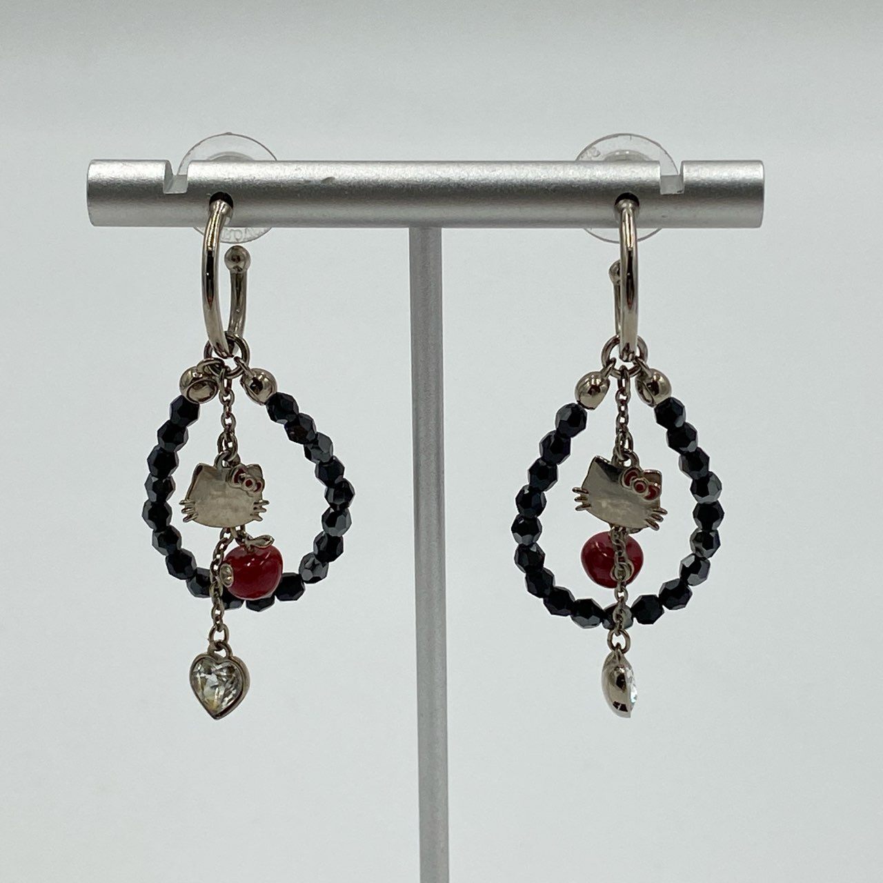h21《美品》 Swarovski スワロフスキー Hello Kitty ハローキティ フープピアス シルバー ブラック サンリオ アクセサリー イヤリングt18r