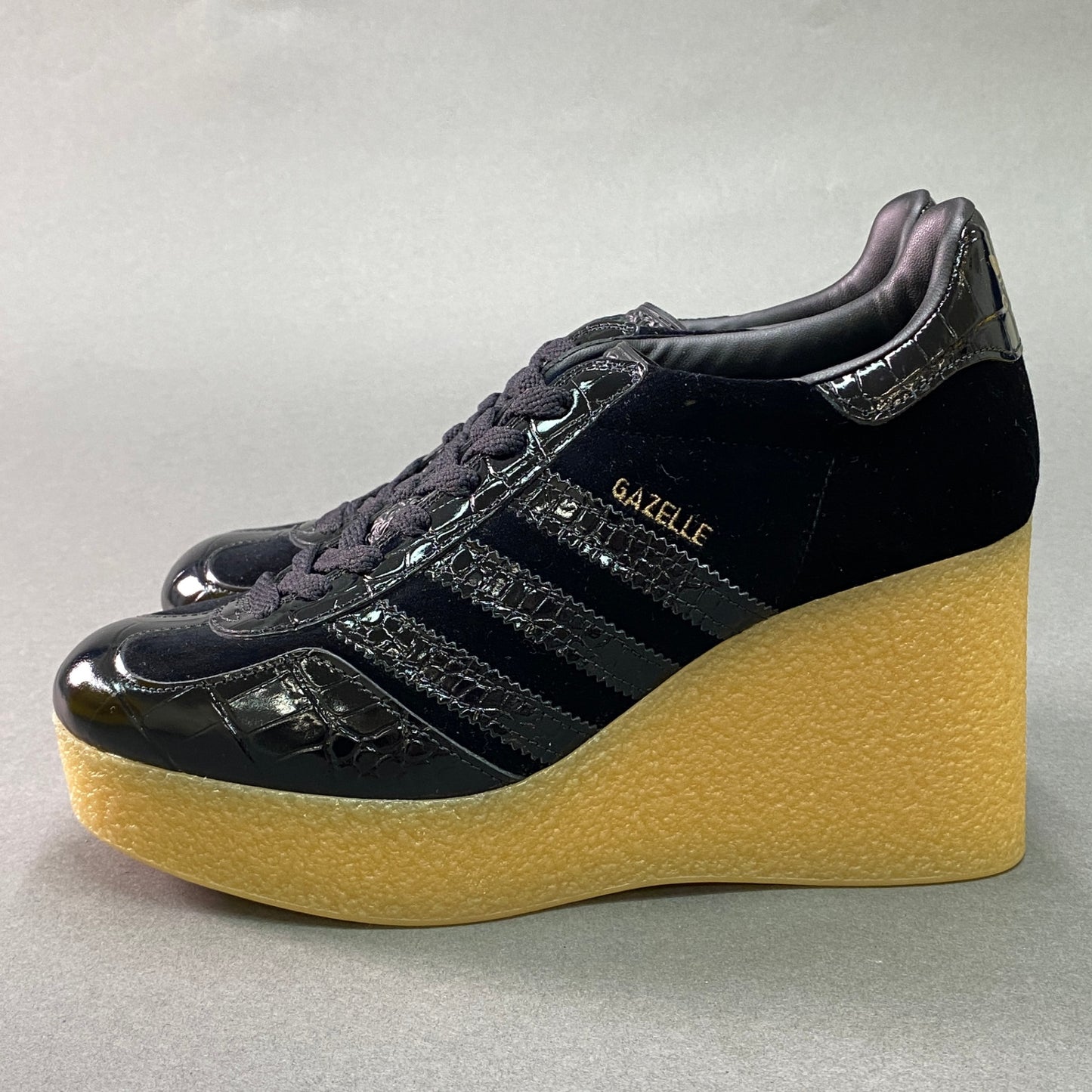 g29《未使用》 GUCCI グッチ × adidas アディダス GAZELLE ガゼル クロコダイル ウェッジソール スニーカー 725627 38 ブラック 厚底 プラットフォーム シューズt18r