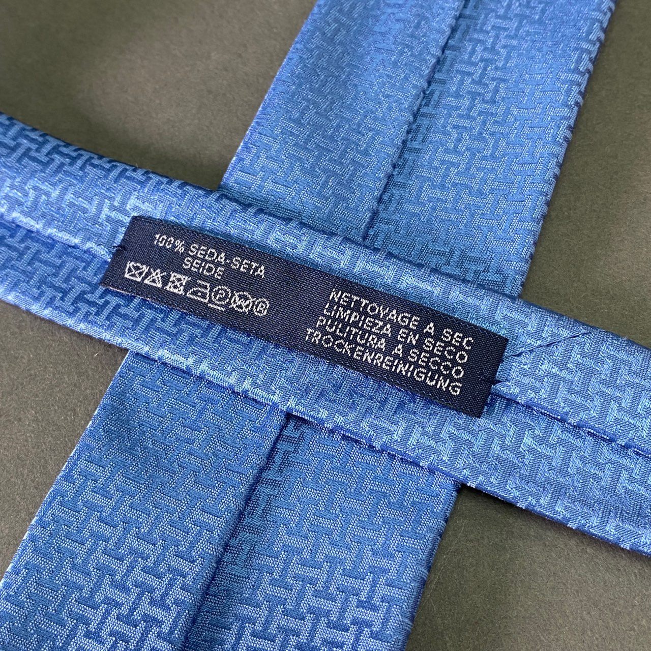 a8 【未使用保管品】 タグ付 HERMES エルメス フランス製 UPSIDE DOWN ネクタイ Hロゴ ビジネス フォーマル 033805T ブルー シルク100%