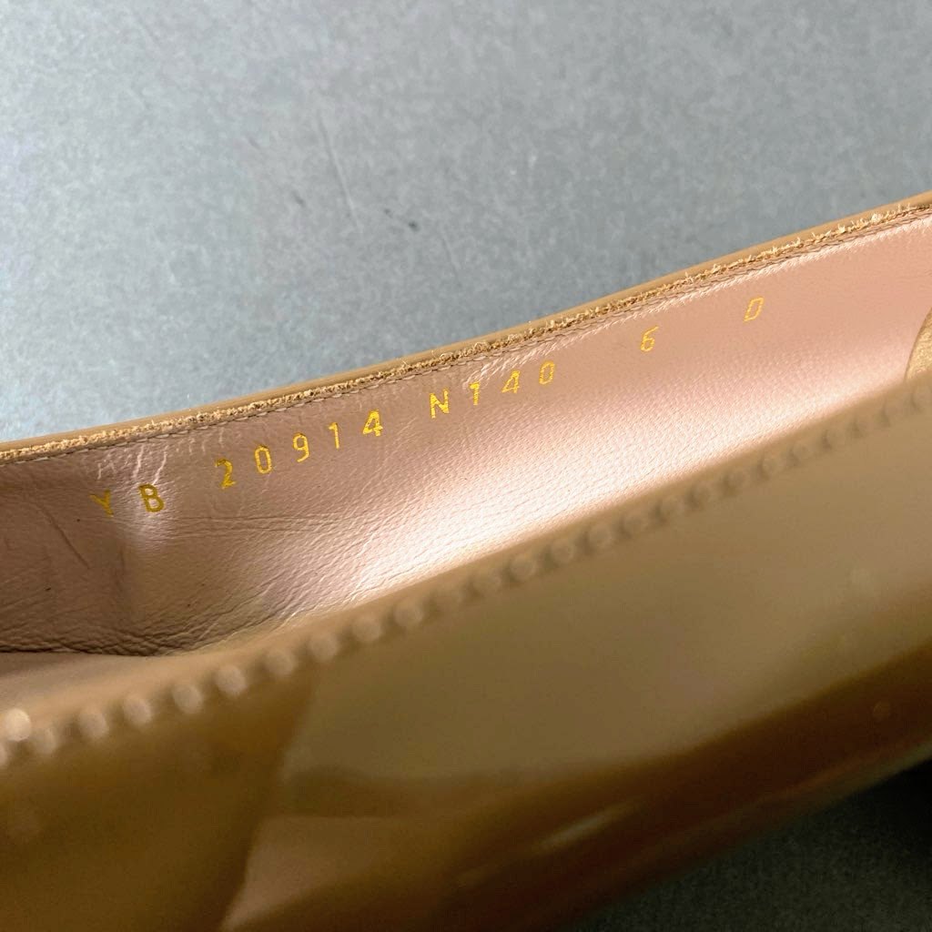 3g15 Salvatore Ferragamo サルヴァトーレフェラガモ ガンチーニ ゴールド金具 パンプス 6サイズD ベージュ パテントレザー レディース