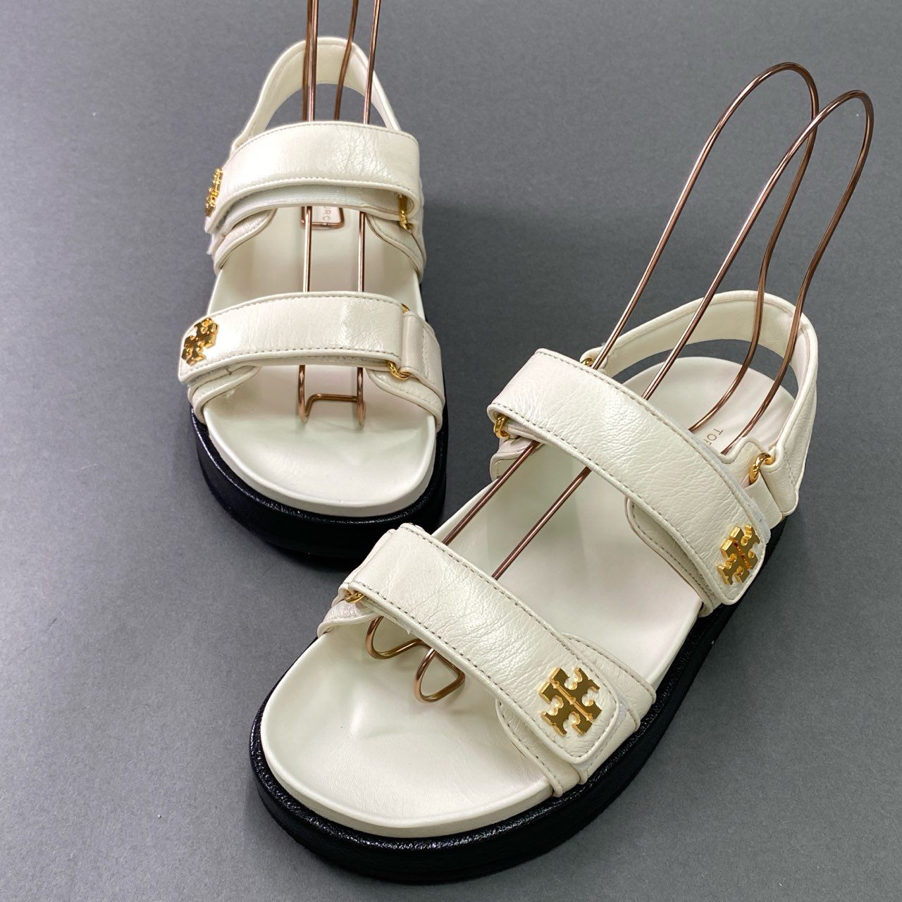 4k11 《美品》 TORY BURCH トリーバーチ Kira Sport Sandal スポーツサンダル 144328 7M 24cm ホワイト シューズ 箱付き