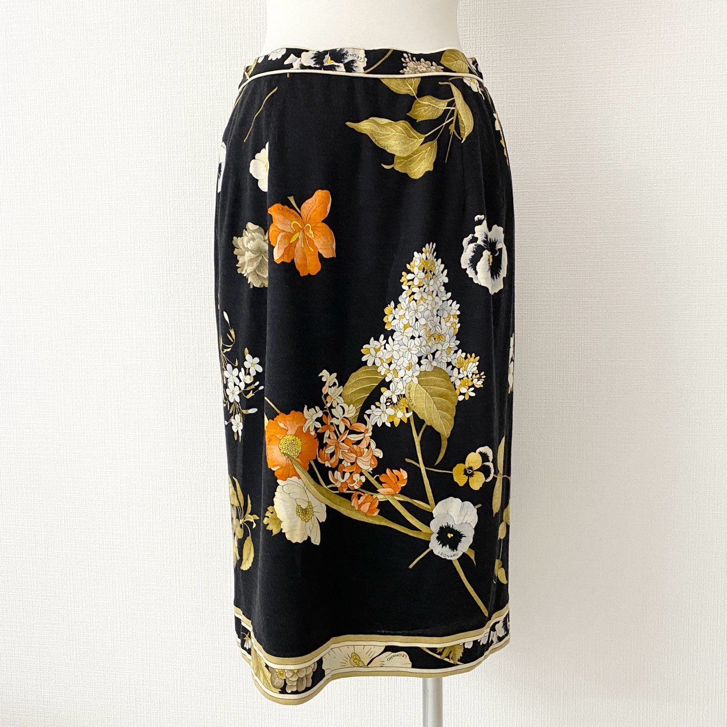 40d15 LEONARD FASHION レオナール 膝丈スカート 美しい花柄プリント 花柄スカート ウエスト76 ブラック マルチカラー レディース日本製