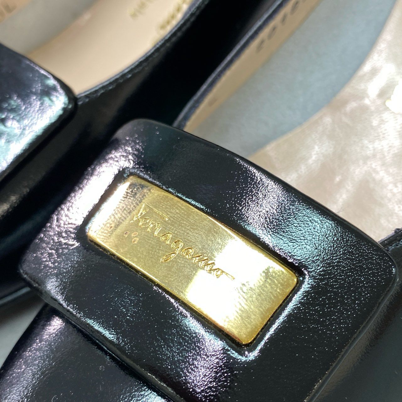 2f4 《未使用品》 Salvatore Ferragamo サルヴァトーレ フェラガモ LAVILLA ロゴプレート レザーパンプス 6 ブラック leather シューズ 箱付き