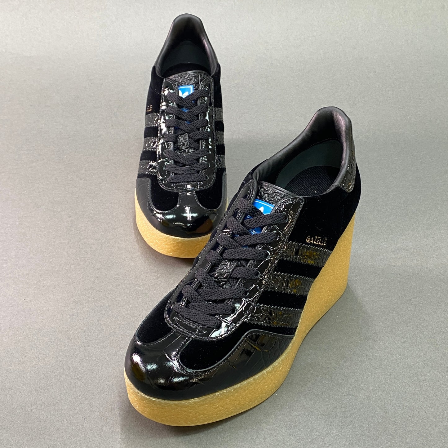 g29《未使用》 GUCCI グッチ × adidas アディダス GAZELLE ガゼル クロコダイル ウェッジソール スニーカー 725627 38 ブラック 厚底 プラットフォーム シューズt18r