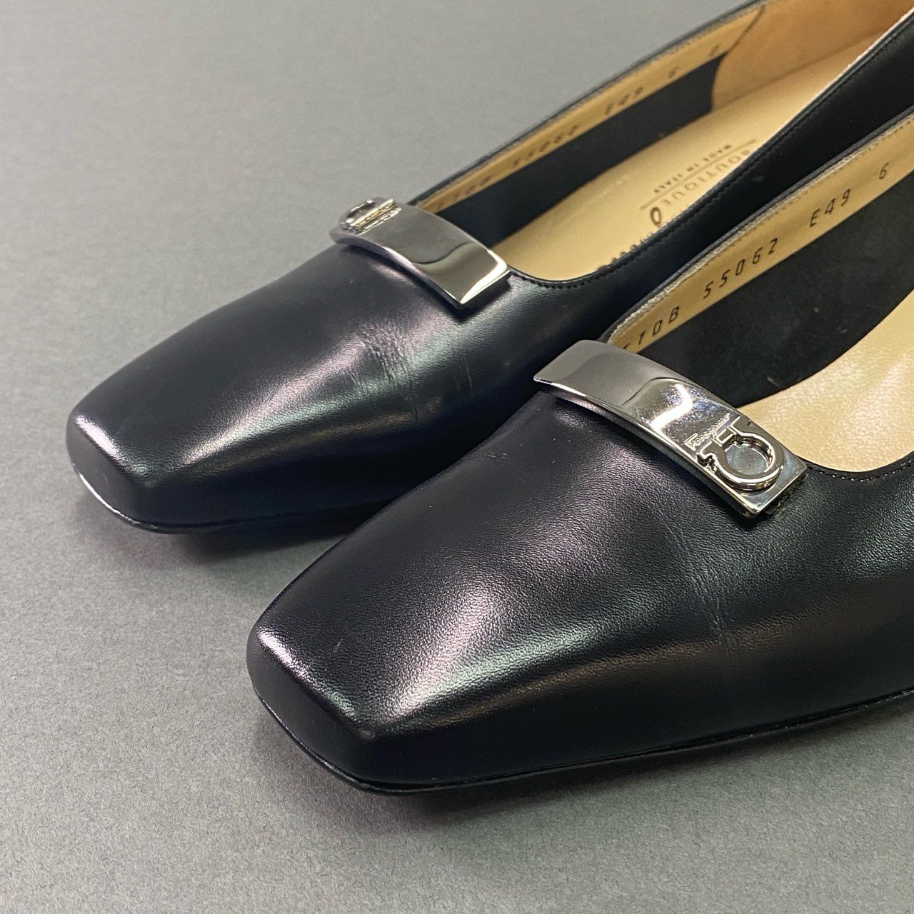 4c3 Salvatore Ferragamo サルヴァトーレフェラガモ スクエアトゥ ヒールパンプス レザーパンプス leather ミドルヒール メタルプレート イタリア製 箱付き レディース 6 ブラック 本革