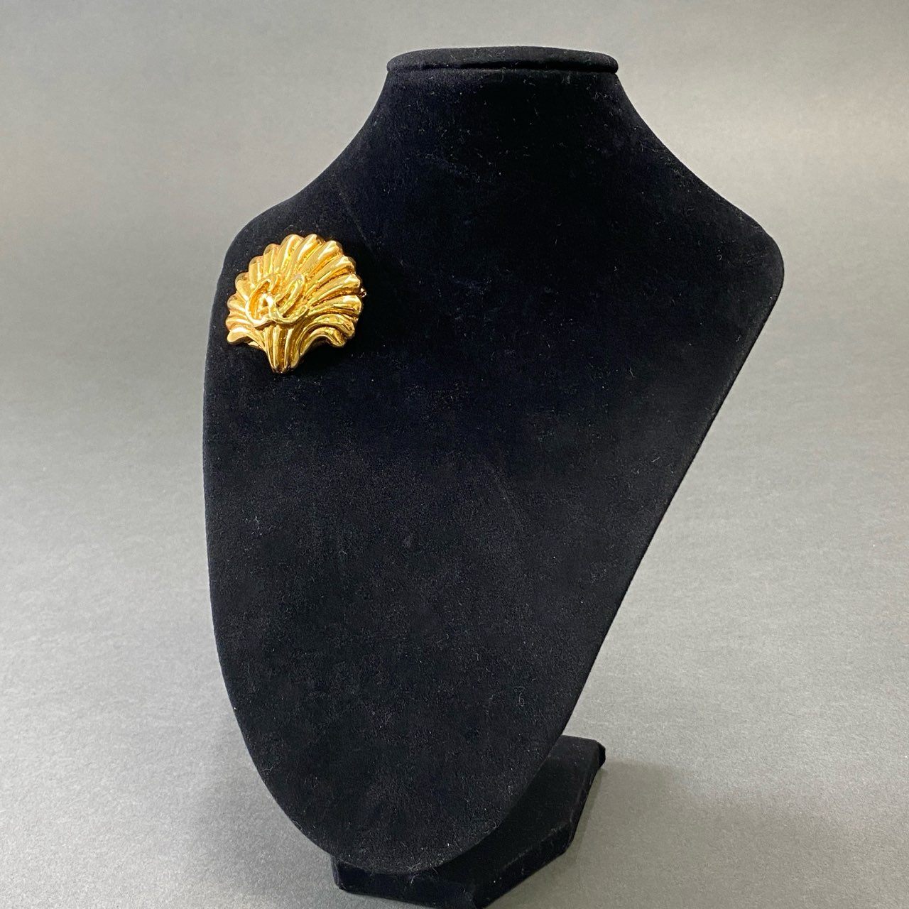 g8 Christian Lacroix クリスチャンラクロワ シェルデザイン ブローチ  ゴールドカラー フランス製 アクセサリー コスチュームジュエリー