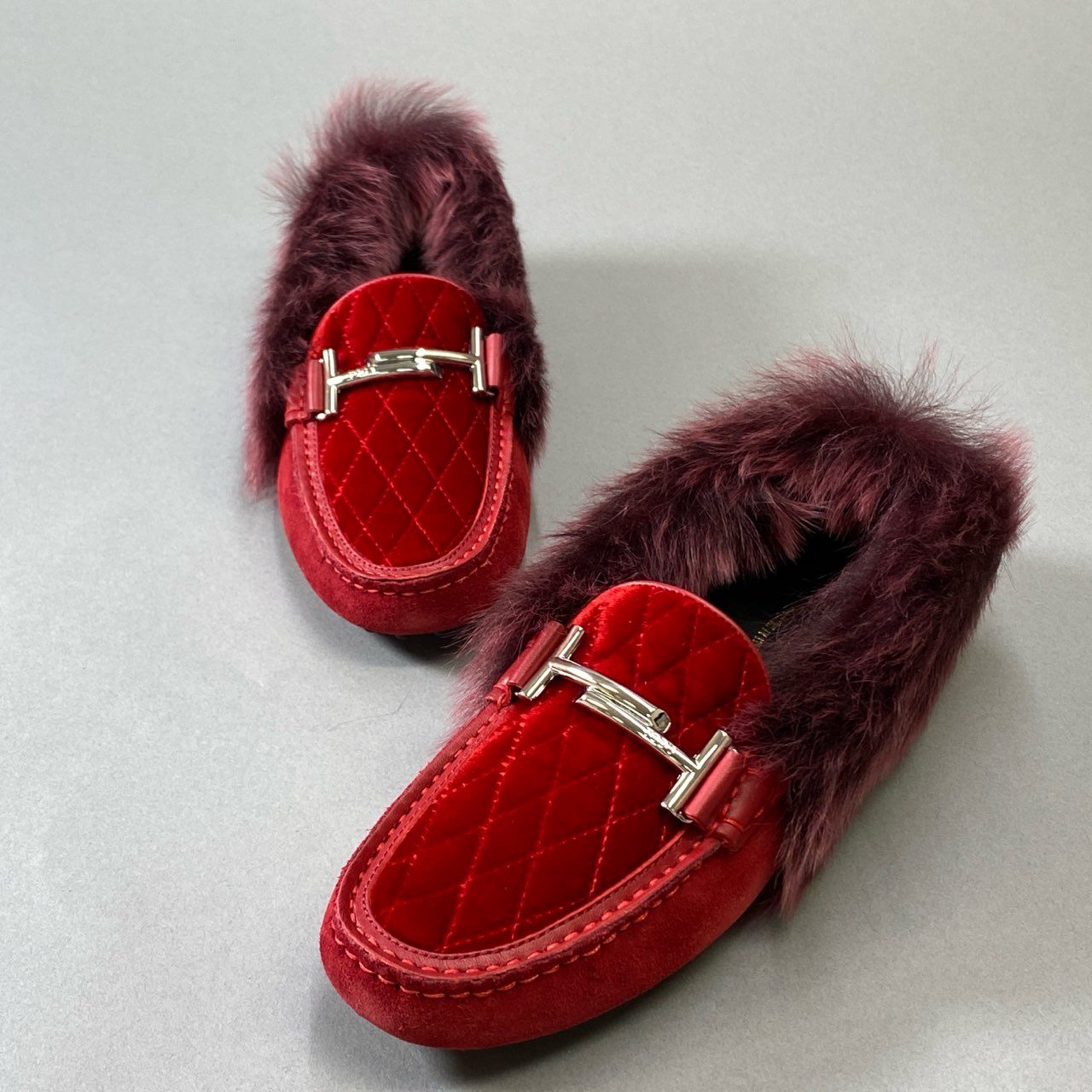 5j16 《極美品》 TOD`S トッズ 定価¥135.200 GOMMINI MATELASS DOPPIA T FUR J41 ドライビングシューズ フラットシューズ ファー キルティング スエード レザー XXW00G0Y630J4I01BA 40 レッドu02t