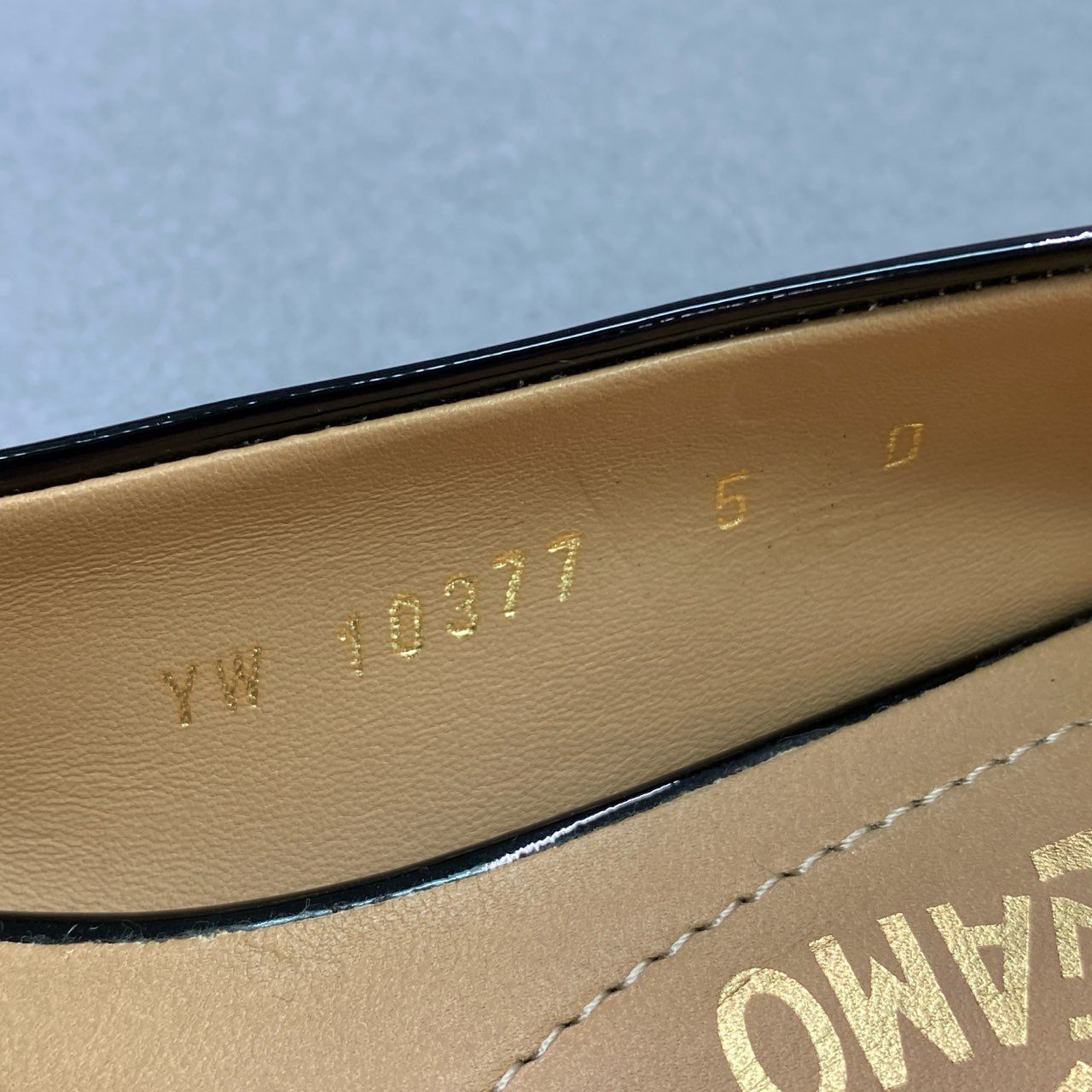 10f8 《美品》 Salvatore Ferragamo サルヴァトーレ フェラガモ VARA ヴァラリボン エナメルパンプス 5 ブラック パテントレザー フラットシューズ イタリア製 箱付き