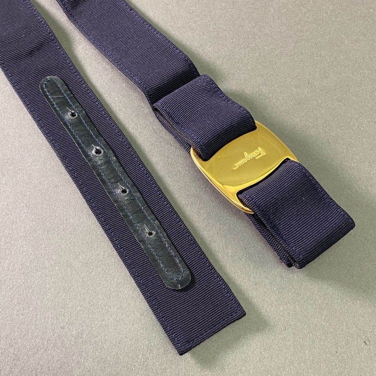 a17② Salvatore Ferragamo サルヴァトーレ フェラガモ VARA ヴァラリボン サッシュベルト S ネイビー ゴールド金具 イタリア製