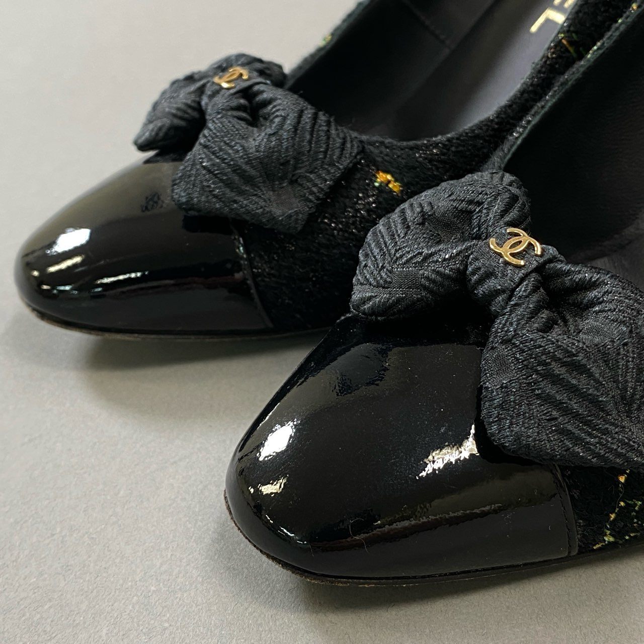 1h15《美品》 CHANEL シャネル TWEED PATENT RIBBON PUMPS ココマーク リボン ツイードラメパンプス G31387 36 1/2 ブラック 箱 保存袋付きt18r