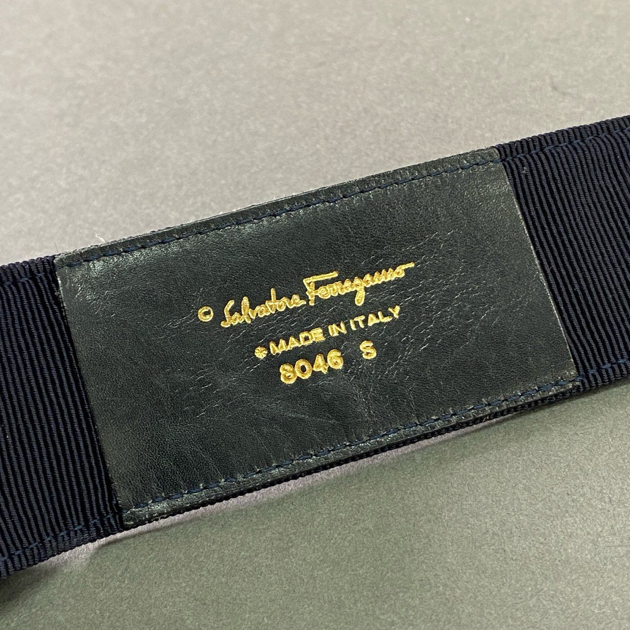 a17② Salvatore Ferragamo サルヴァトーレ フェラガモ VARA ヴァラリボン サッシュベルト S ネイビー ゴールド金具 イタリア製