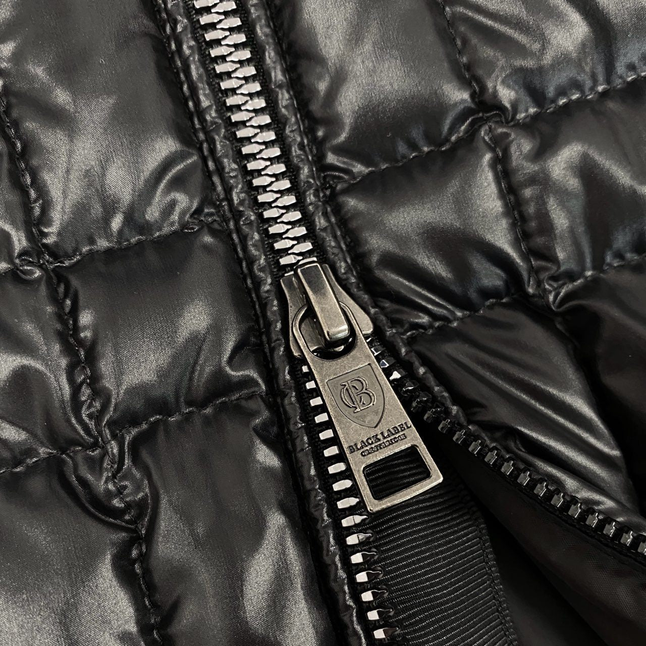 36d8 BLACK LABEL CRESTBRIDGE ブラックレーベル クレストブリッジ ダウンジャケット フード付き ジップアップ 袖ロゴワッペン L ブラック