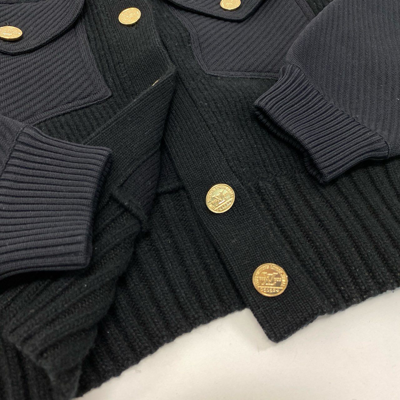 54h27《美品》LOUIS VUITTON ルイヴィトン クロップド コンパクトジャケット ニットジャケット 金ボタン XSサイズ ブラック レディース 女性用k02i