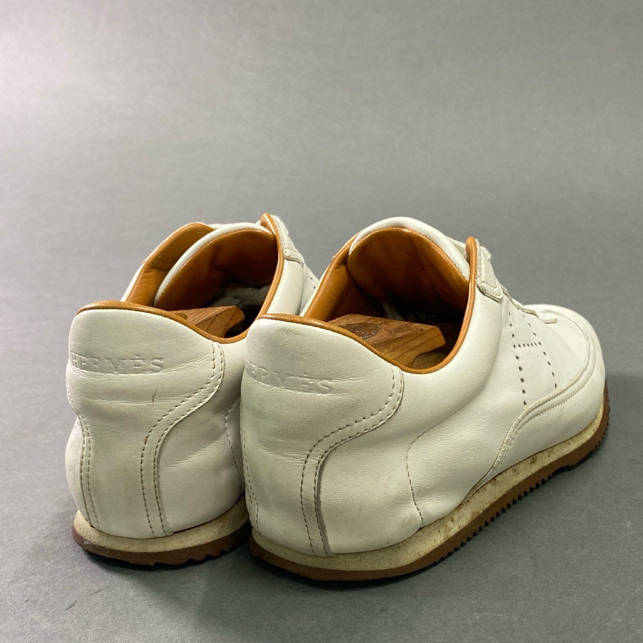3b7 HERMES エルメス ローカットスニーカー レザースニーカー パンチング Hロゴ leather メンズ 39 ホワイト レザー