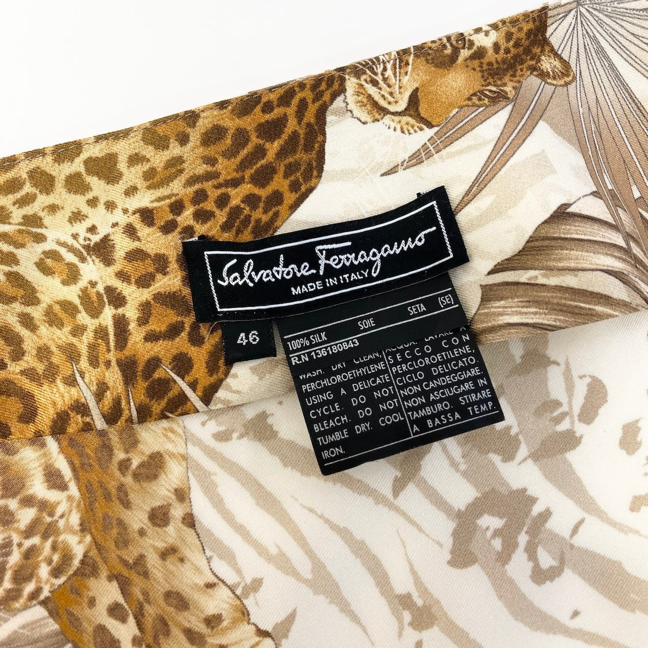 59d28 【美品】 Salvatore Ferragamo サルヴァトーレフェラガモ 巻きスカート ラップスカート ボタニカル柄 アニマル柄 イタリア製 サイズ46 ベージュ系 シルク100% レディース 女性用u02t