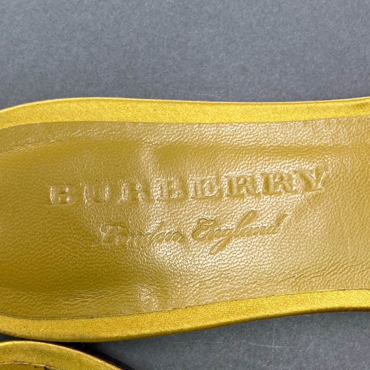 2a9 BURBERRY バーバリー ゴールドチェーン サテンサンダル 37 イエロー イタリア製 シューズ 夏