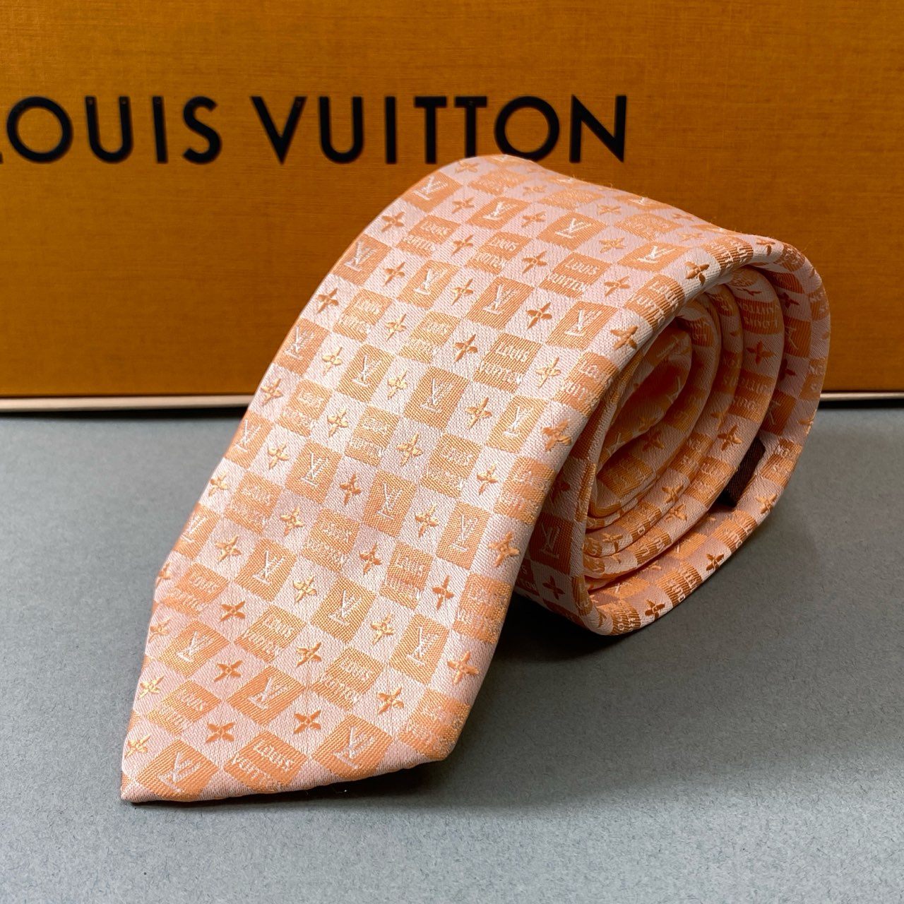 j16《極美品》LOUIS VUITTON ルイヴィトン ネクタイ シルク 絹100% フォーマル ダミエ LVロゴ ペールオレンジ メンズu02t