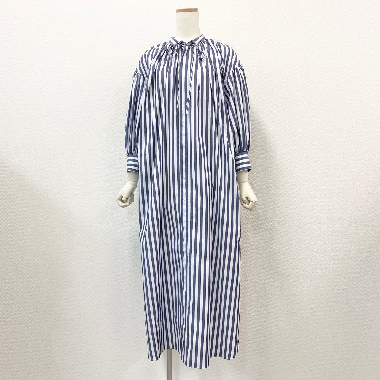 37a16 HYKE ハイク STRIPED GATHERED DRESS ストライプバンドカラーシャツワンピース ドレス 日本製 1157-343-0476 1 ホワイト ブルー コットン