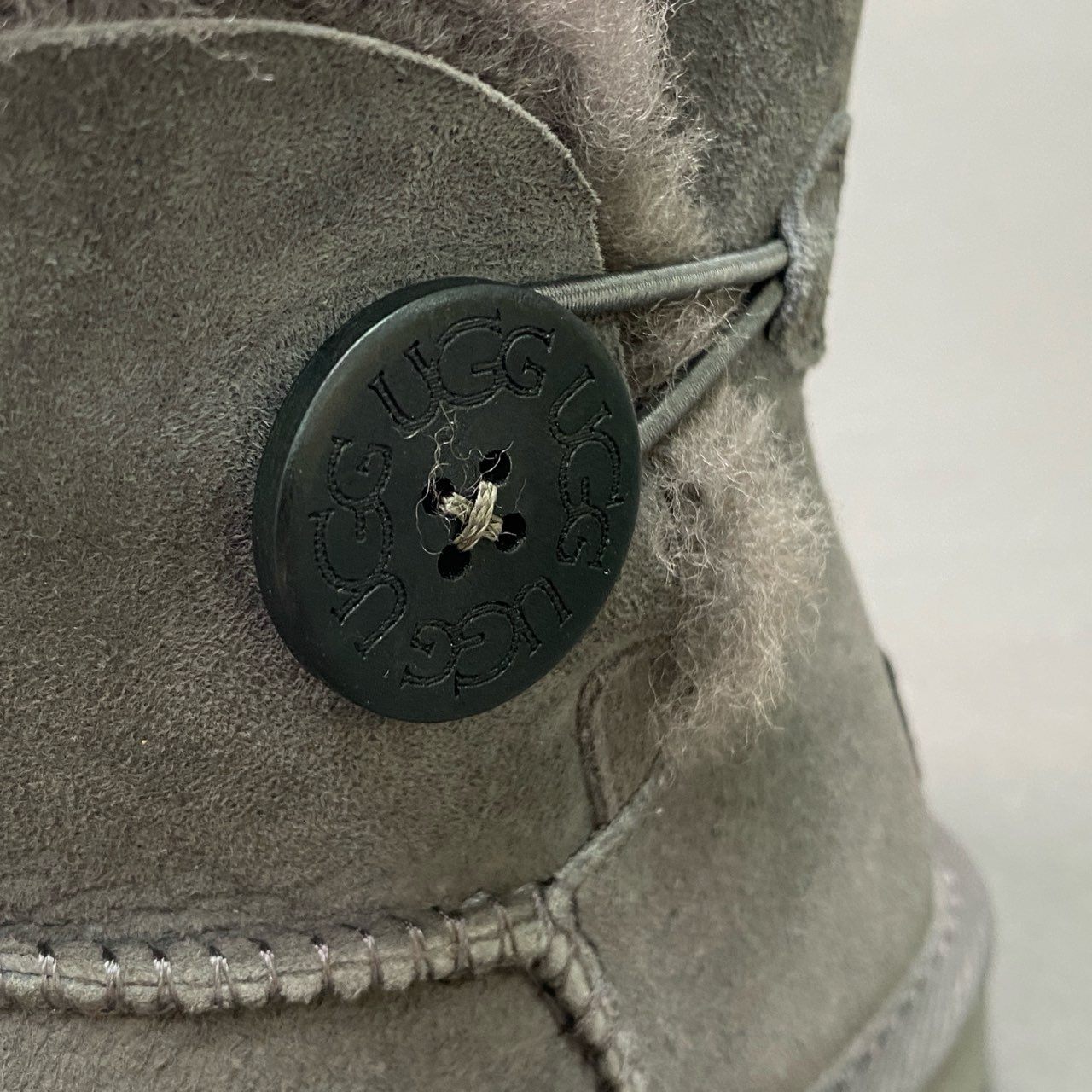5g24 《未使用》 UGG アグ W MINI BAILEY BUTTON 2 ムートンブーツ 1016422 22cm グレー スエードレザー シューズ 箱付き_