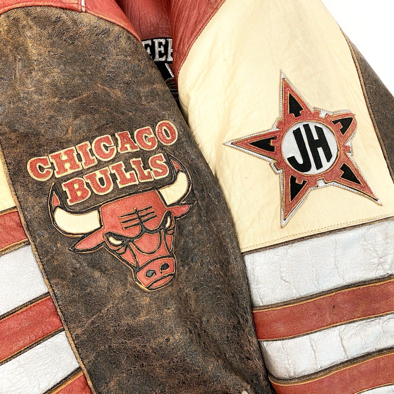 55h28 JEFF HAMILTON ジェフハミルトン NBA CHICAGO BULLS シカゴブルズ 3ピート記念 スタジャン レザージャケット 革ジャン ブルゾン USA製 Mサイズ レッド LEATHER メンズo07t