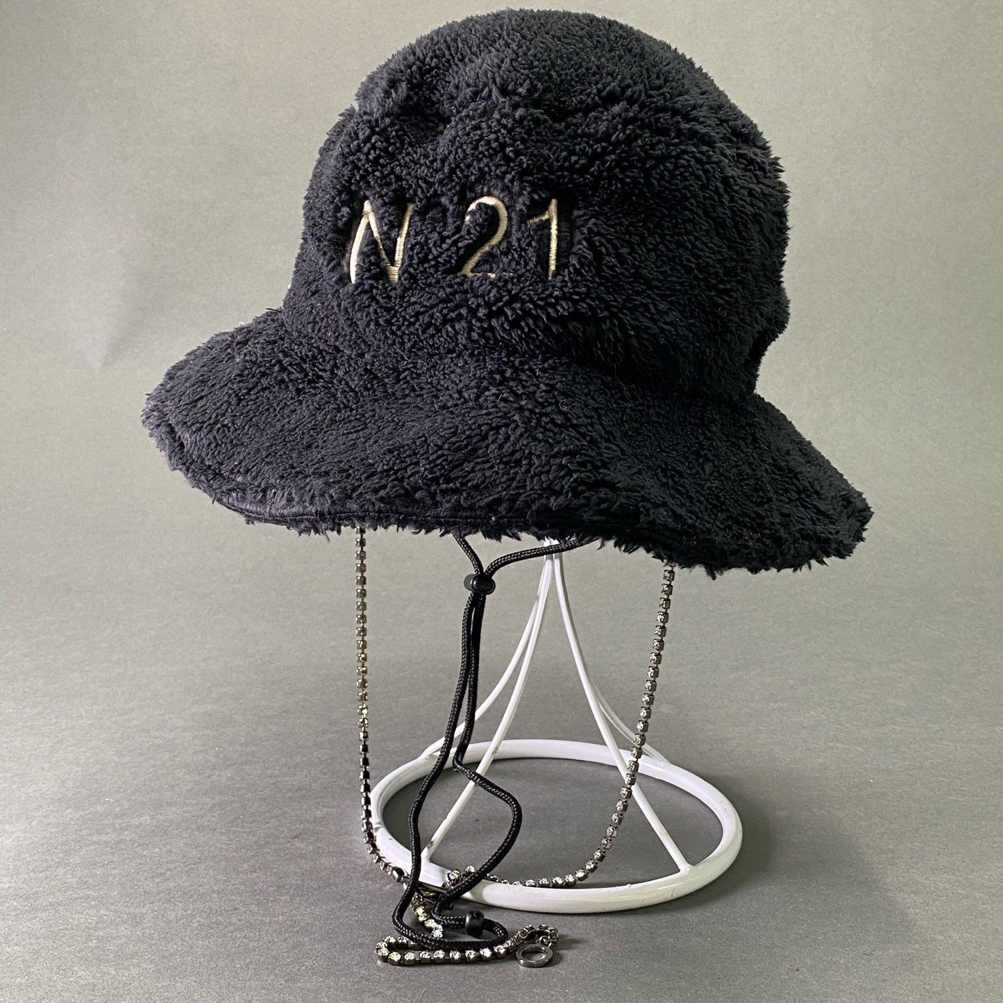 e8 《美品》 N゜21 ヌメロヴェントゥーノ × NEW ERA ニューエラ アドベンチャーライト ボアフリース バケットハット ブラック クリスタルチェーン 帽子
