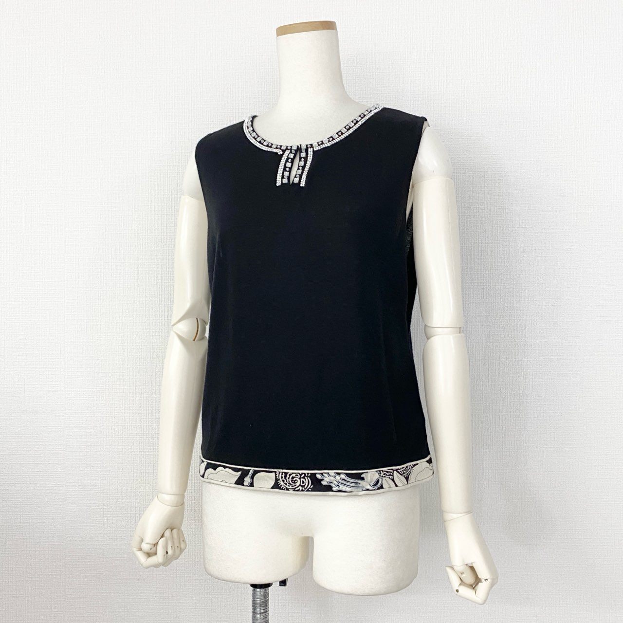 31h30 LEONARD FASHION レオナール ラインストーン装飾 カシミヤニットベスト ノースリーブトップス 美しいプリント切替 0387954 サイズL ブラック カシミヤ100% レディース
