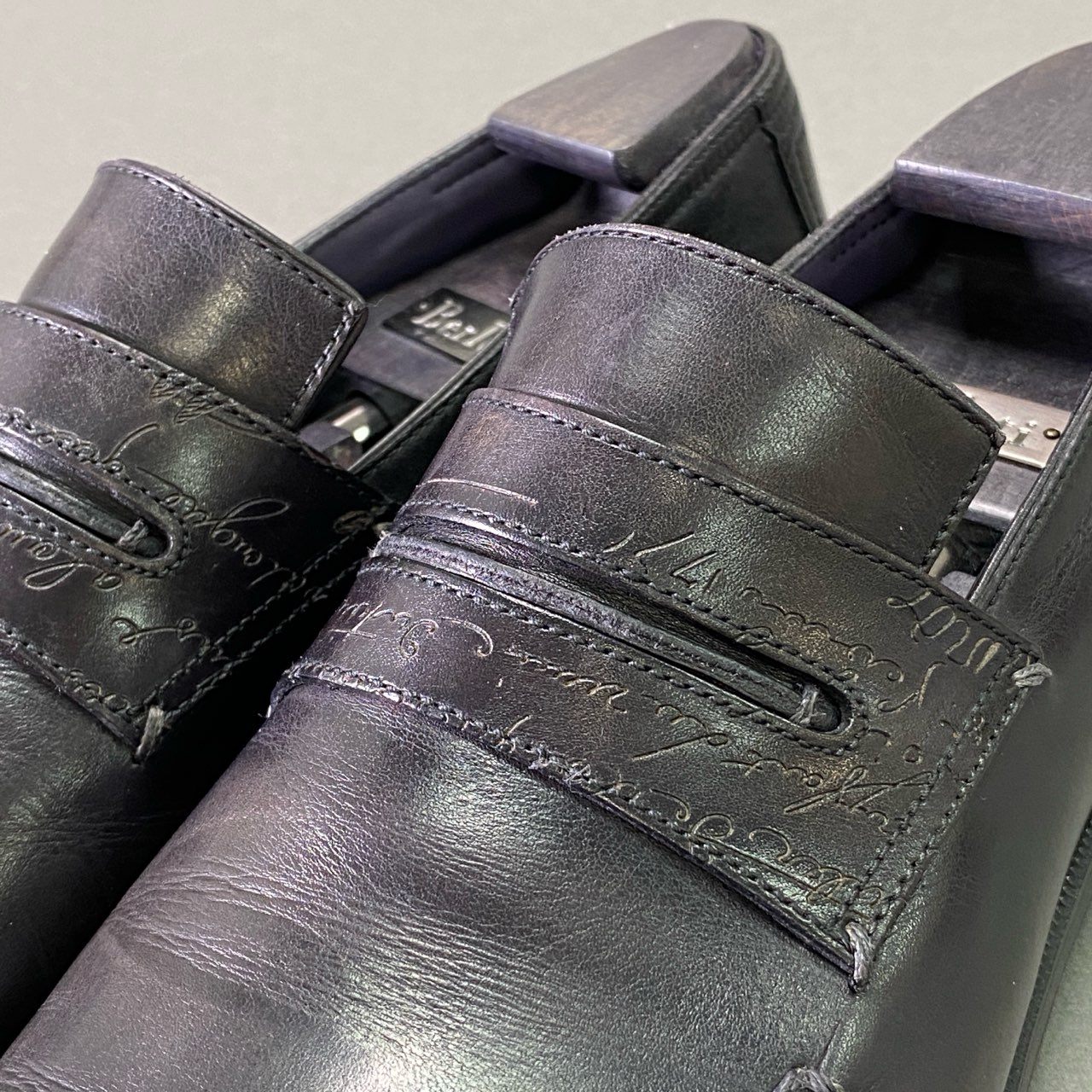 1d22 Berluti ベルルッティ Andy アンディ スクリットカリグラフィ ローファー 25.5cm相当 ブラック レザー パティーヌ デムジュール シューツリー 保存袋 付属