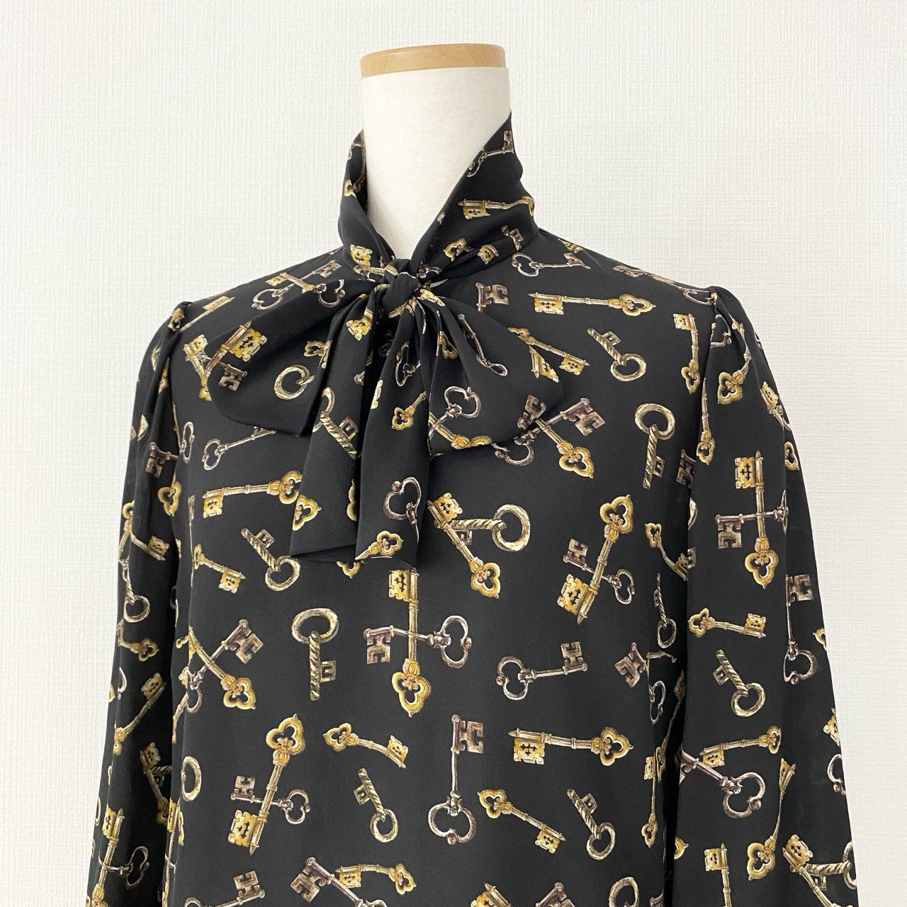 17f14 【美品】 DOLCE&GABBANA ドルチェ&ガッバーナ ボウタイ シルクブラウス 総柄ブラウス カギ キーデザイン サイズ40 ブラック シルク100% レディース