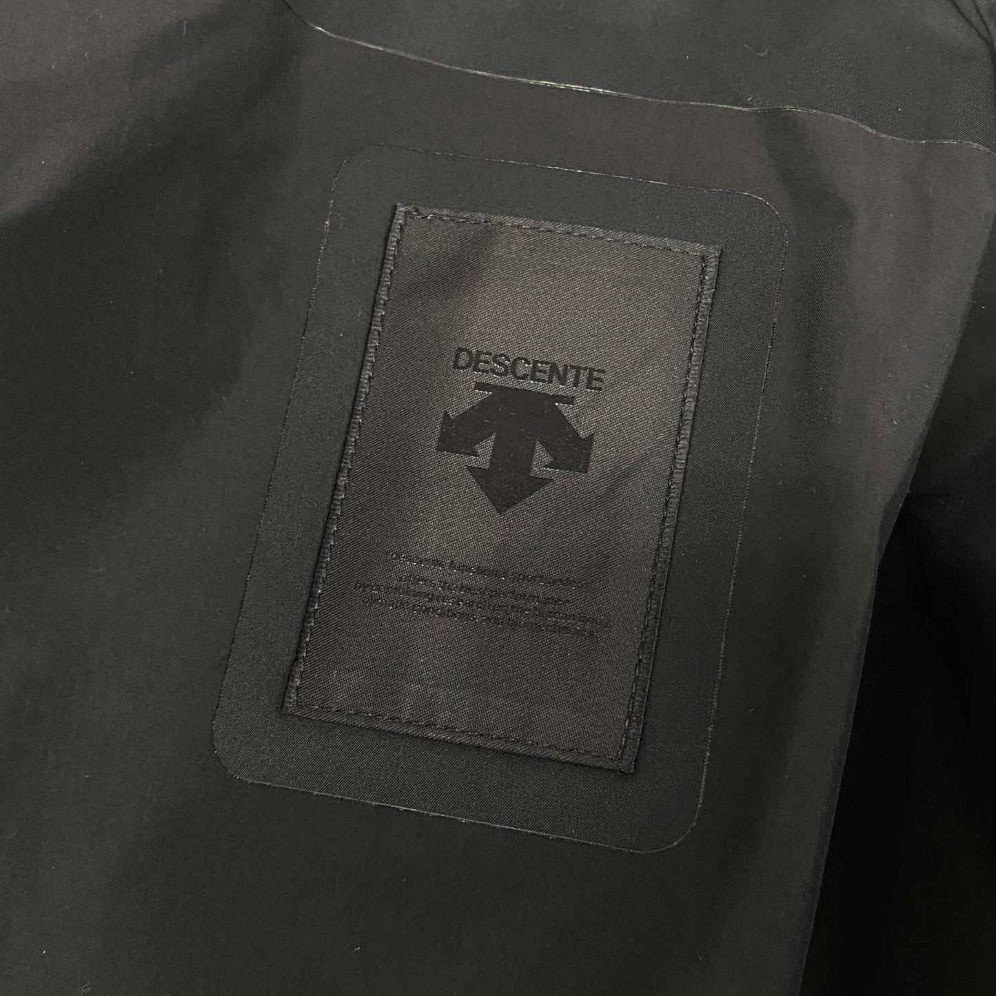 57g31 《美品》 DESCENTE デサント 撥水 ハードシェルコート DAWRGC42 M ネイビー アウトドア ジャケット ハイキング 登山 防水t18r