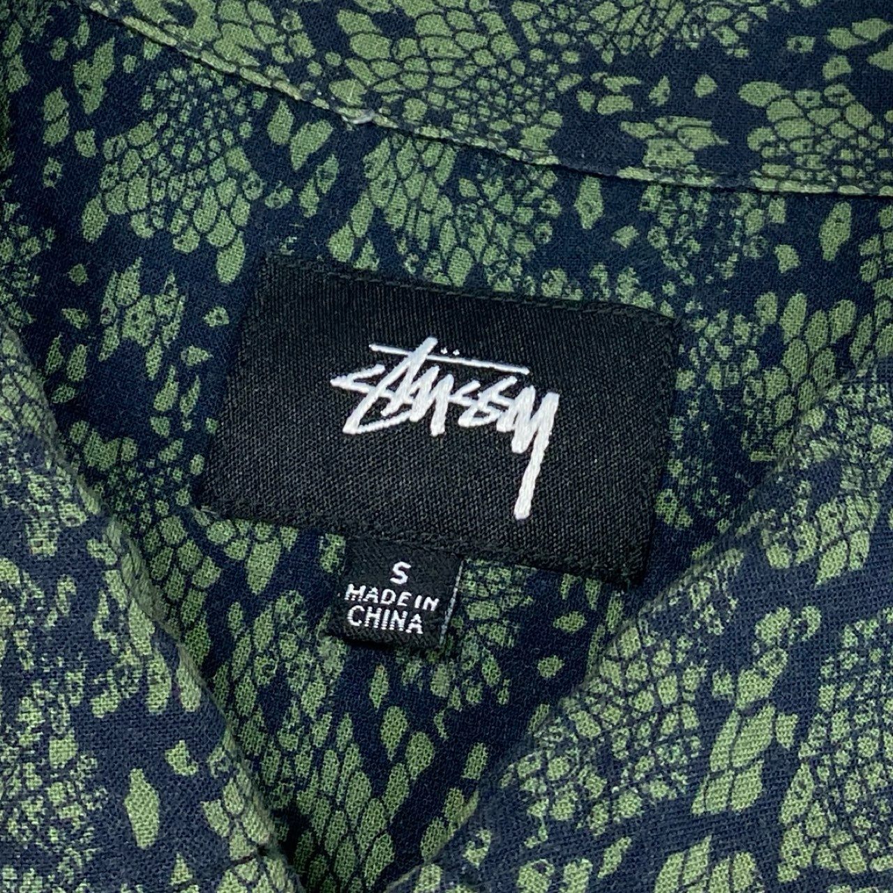 32j3 STUSSY ステューシー ロゴタグ パイソン柄 半袖シャツ オープンカラー 開襟 Sサイズ グリーン レーヨン メンズo07t