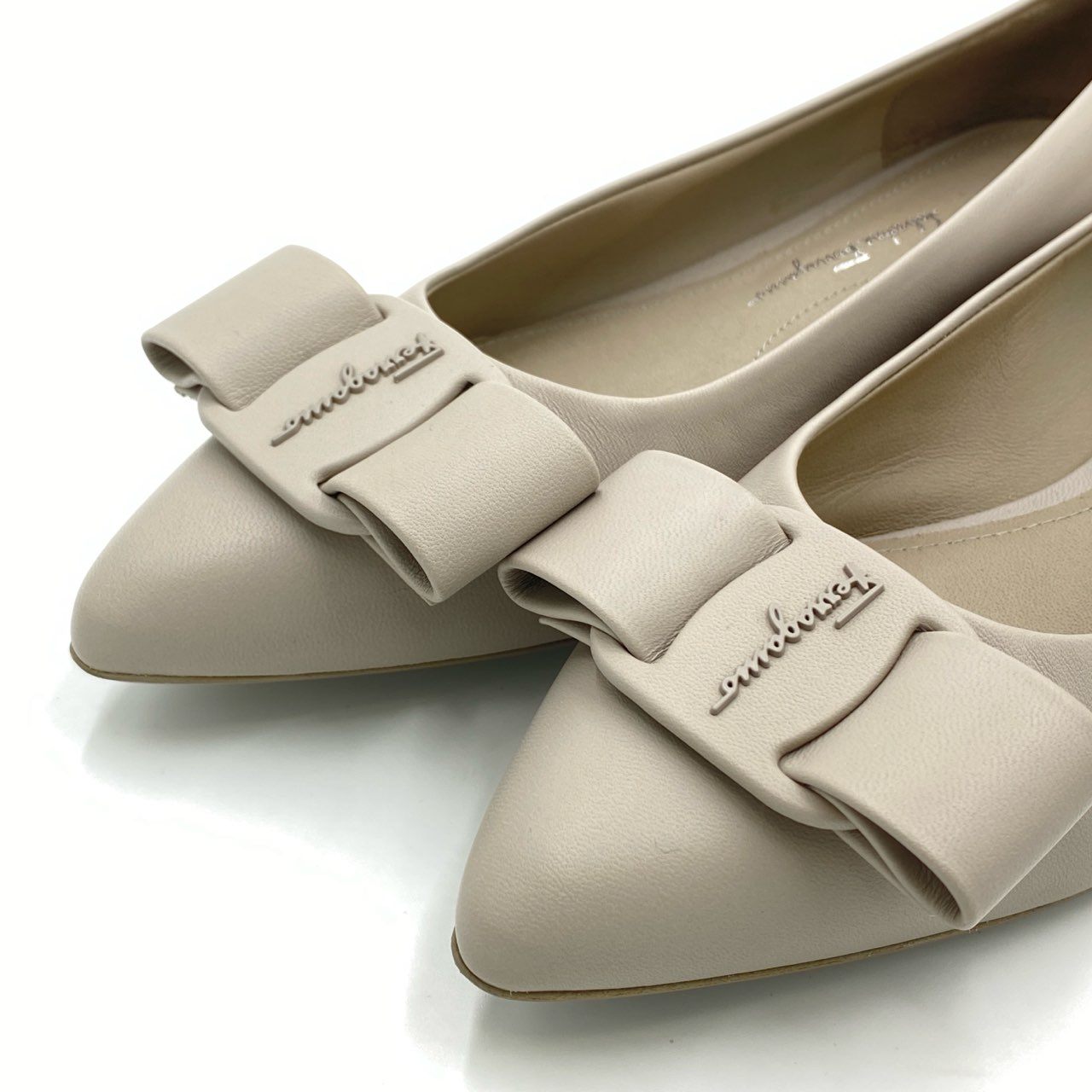 2i3 《極美品》 Salvatore Ferragamo サルヴァトーレフェラガモ VIVA フラットシューズ 7 1/2 ライトグレー レザー VARA ヴァラ バレエシューズt18r