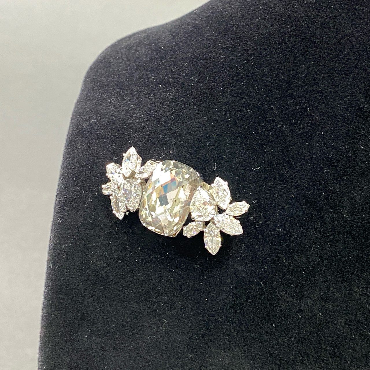 d22 《美品》 FOXEY フォクシー ラインストーン ブローチ ネックレストップ シルバー クリスタル レディース