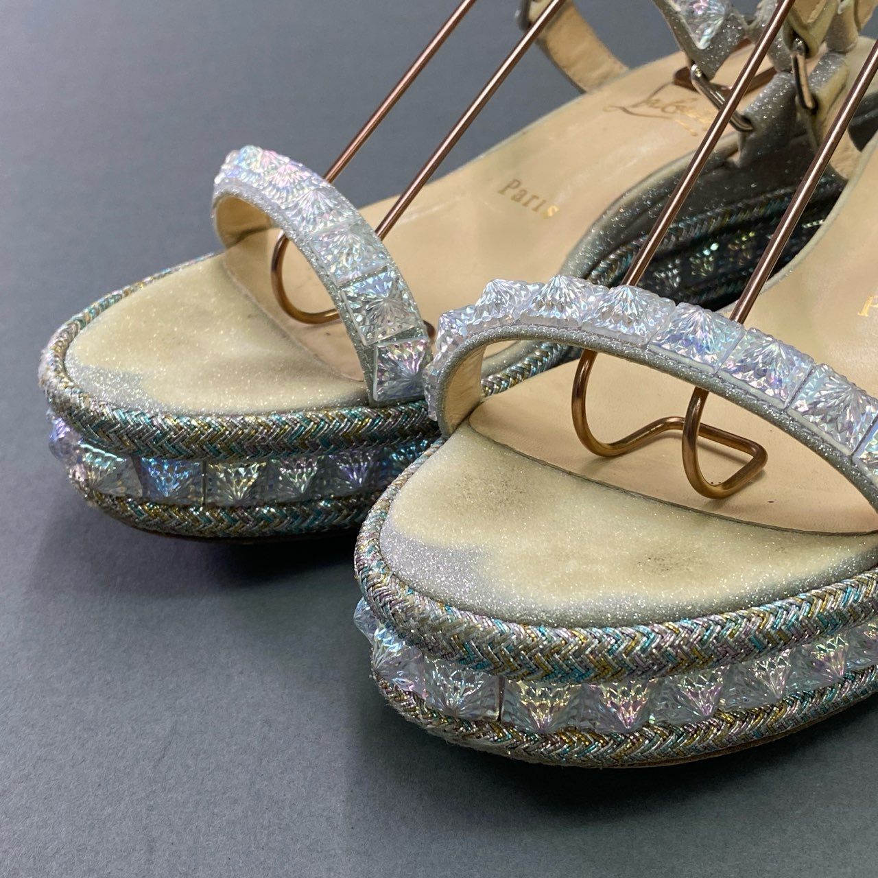 5c21 Christian Louboutin クリスチャンルブタン ラメスタッズ サンダル 37 パールシルバー グリッター スペイン製 シューズ