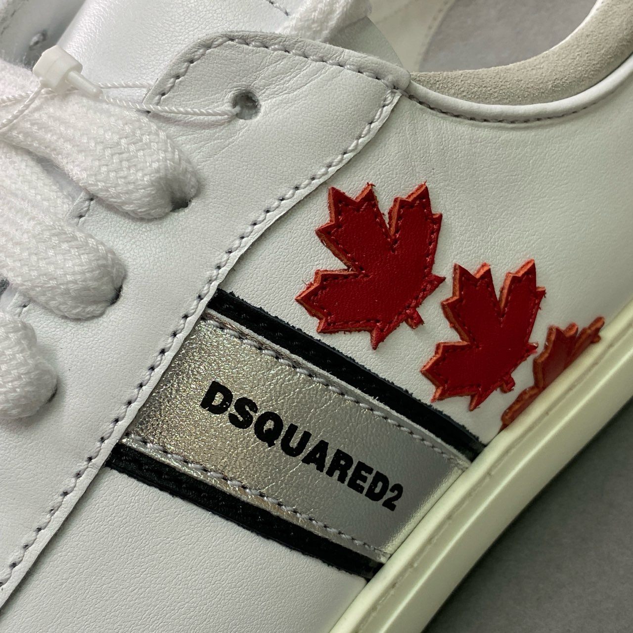 6b28 《タグ付き》 DSQUARED2 ディースクエアード Maple Leaf Sneakerd カーフレザー ローカットスニーカー 本革 保存袋付属 43 ホワイト 牛革