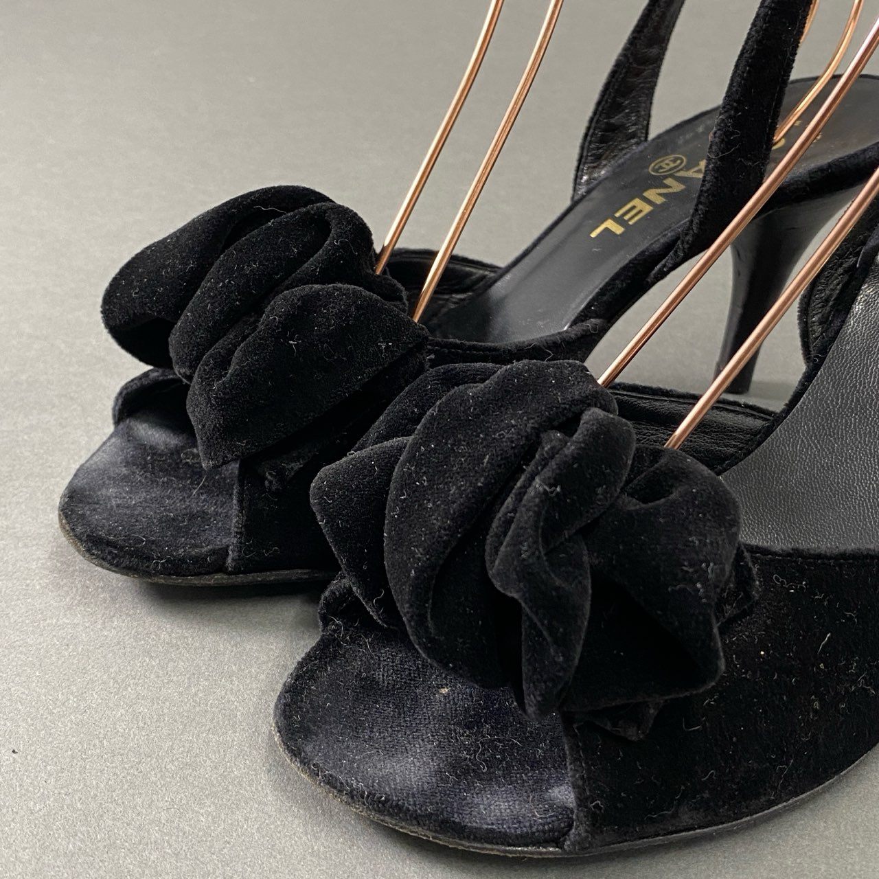 2i20 CHANEL シャネル パールストラップ ベロアヒールサンダル 38 ブラック ベルベット パンプス イタリア製