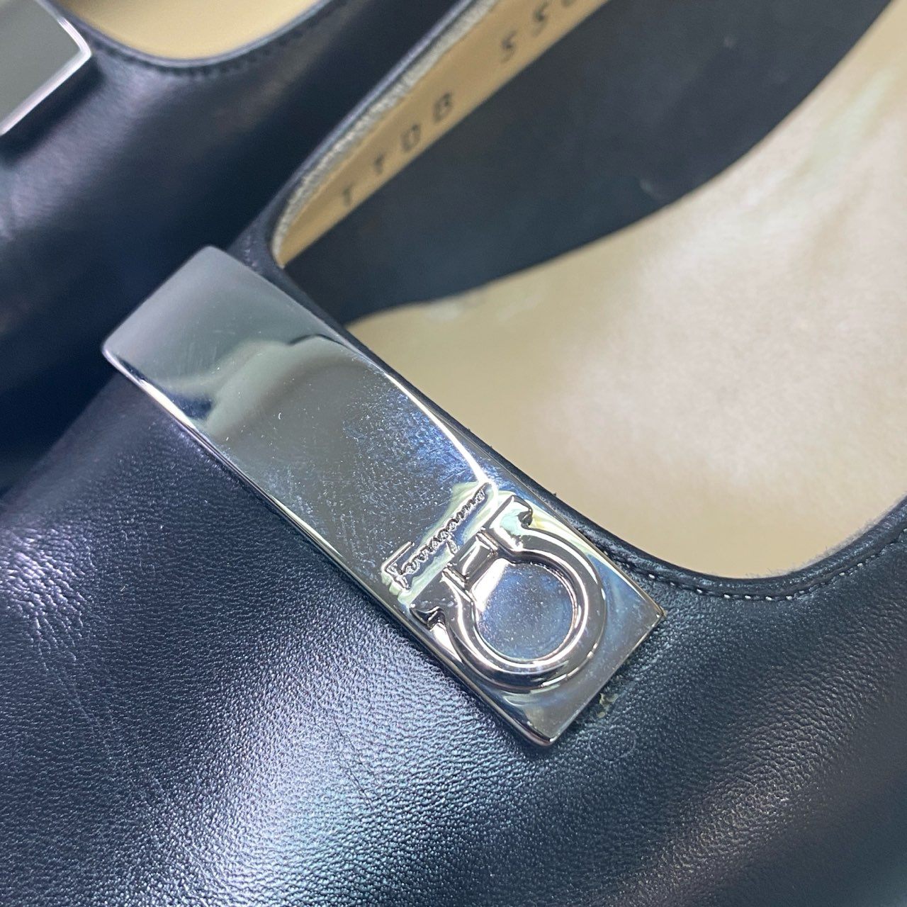 4c3 Salvatore Ferragamo サルヴァトーレフェラガモ スクエアトゥ ヒールパンプス レザーパンプス leather ミドルヒール メタルプレート イタリア製 箱付き レディース 6 ブラック 本革