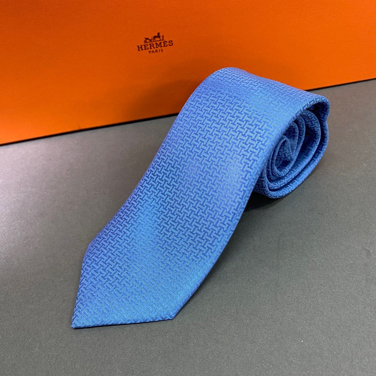 a8 【未使用保管品】 タグ付 HERMES エルメス フランス製 UPSIDE DOWN ネクタイ Hロゴ ビジネス フォーマル 033805T ブルー シルク100%