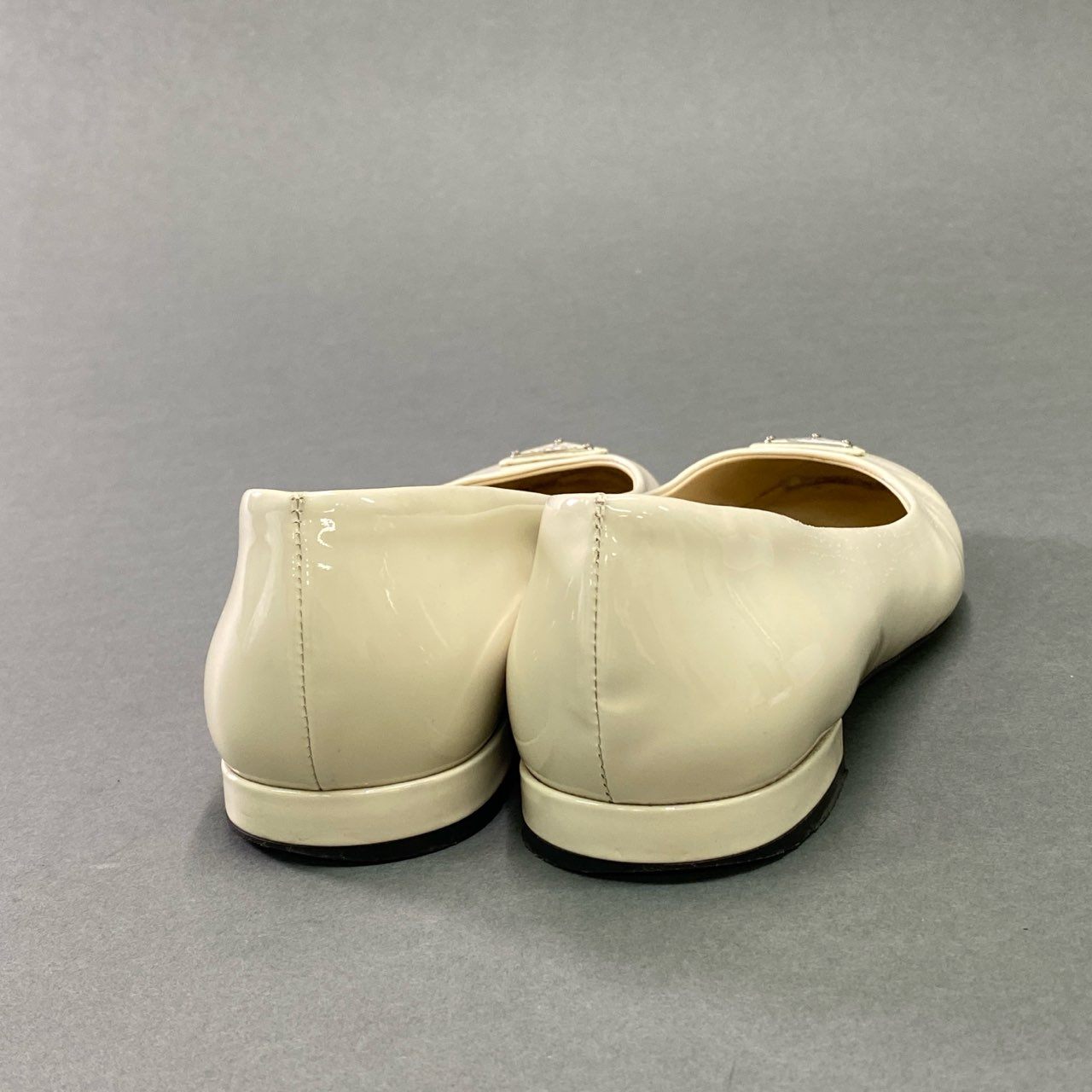4c21 PRADA プラダ トライアングルロゴ エナメル フラットパンプス 37 1/2 ベージュ パテントレザー 三角ロゴ バレエシューズ イタリア製