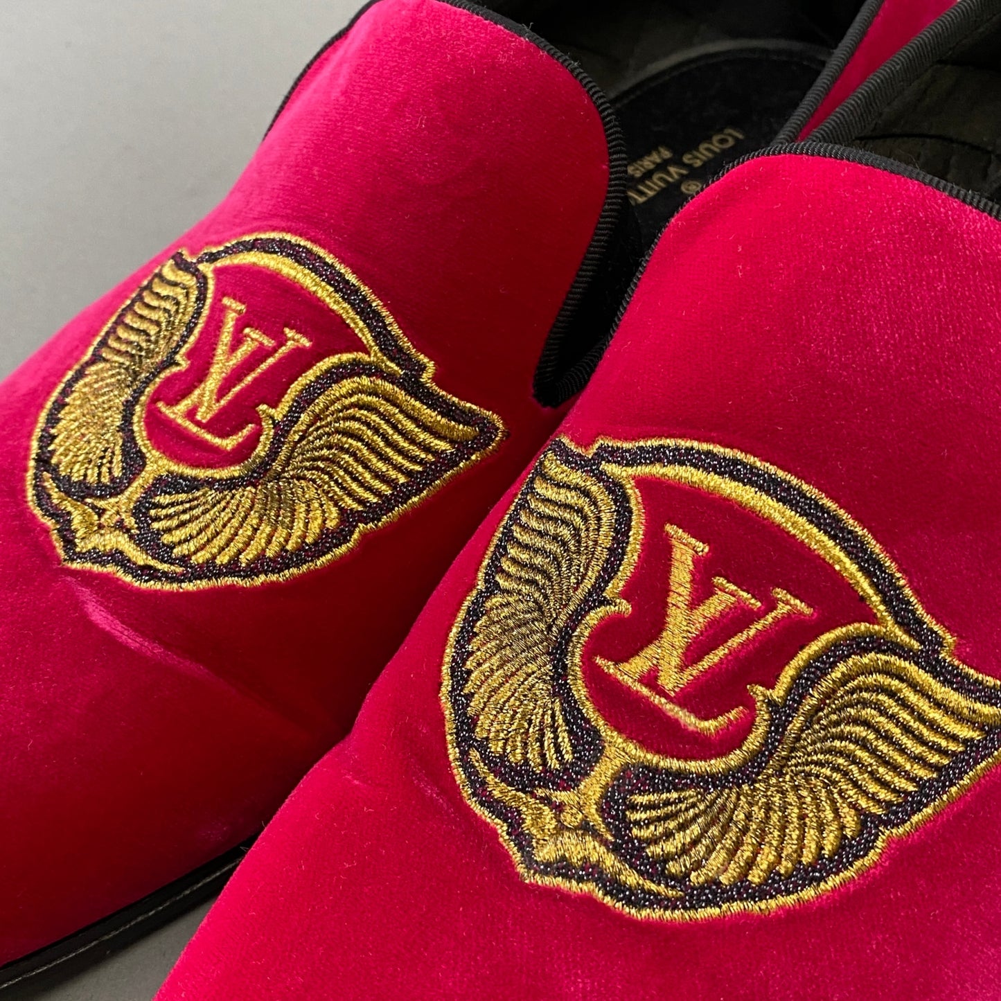 2h9《美品》LOUIS VUITTON ルイヴィトン オートゥイユレインオペラシューズ ローファー ベルベット LVロゴ 7 ピンク メンズu02t