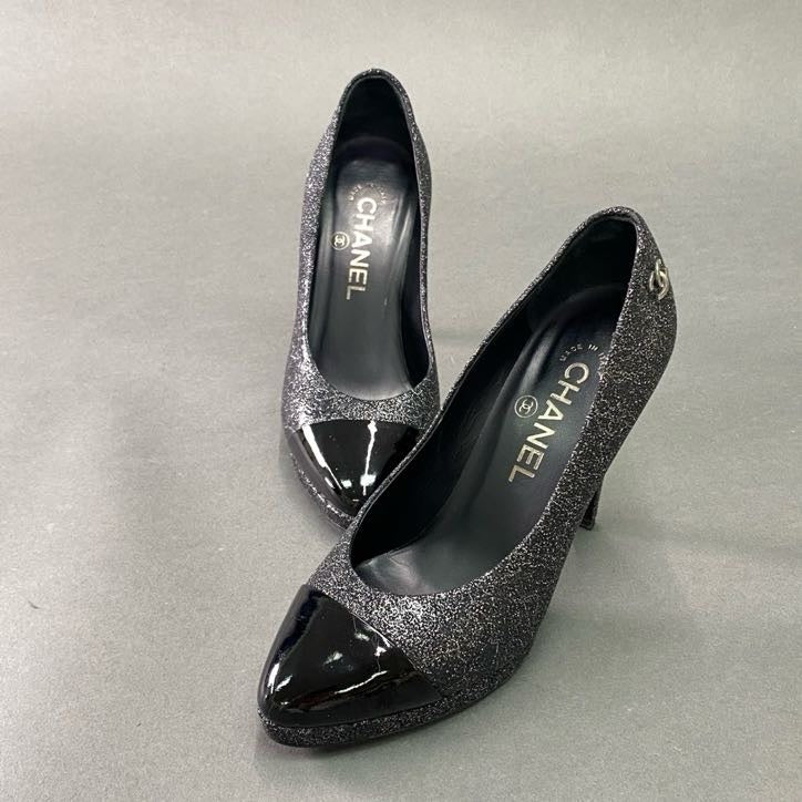 4f4 《美品》 CHANEL シャネル ココマーク エナメルトゥ グリッター パンプス 36C ブラック グレー シューズ イタリア製