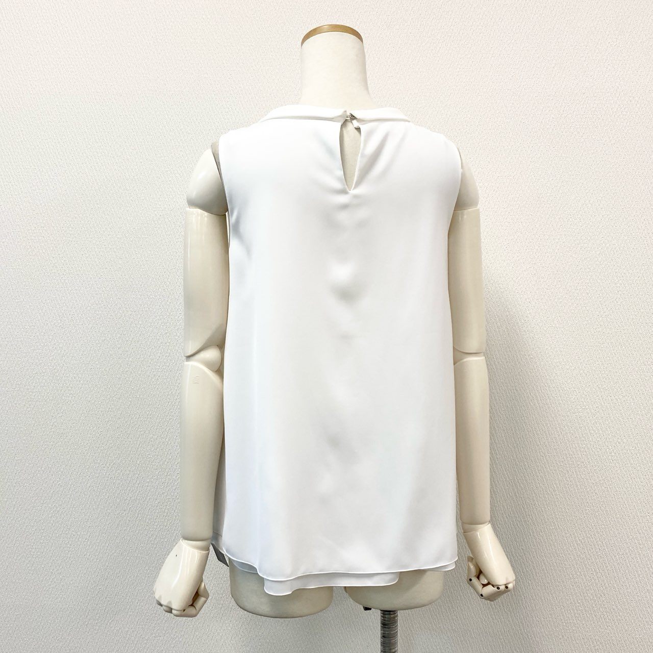 54d8 《新品タグ付き》 FOXEY NEW YORK フォクシーニューヨーク Blouse Powder Grace ノースリーブ シャツ ブラウス 33167 サイズ38 ホワイト ポリエステル100% レディース 日本製