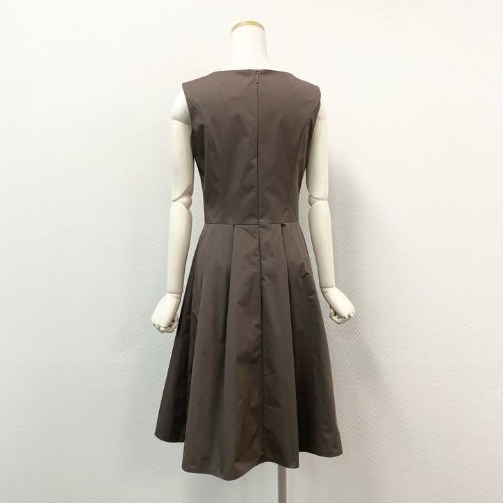 64g24 Rene ルネ タックプリーツ フレアスカート ノースリーブワンピース ドレス リボン レディース 女性用 5536120 36 カーキ系_