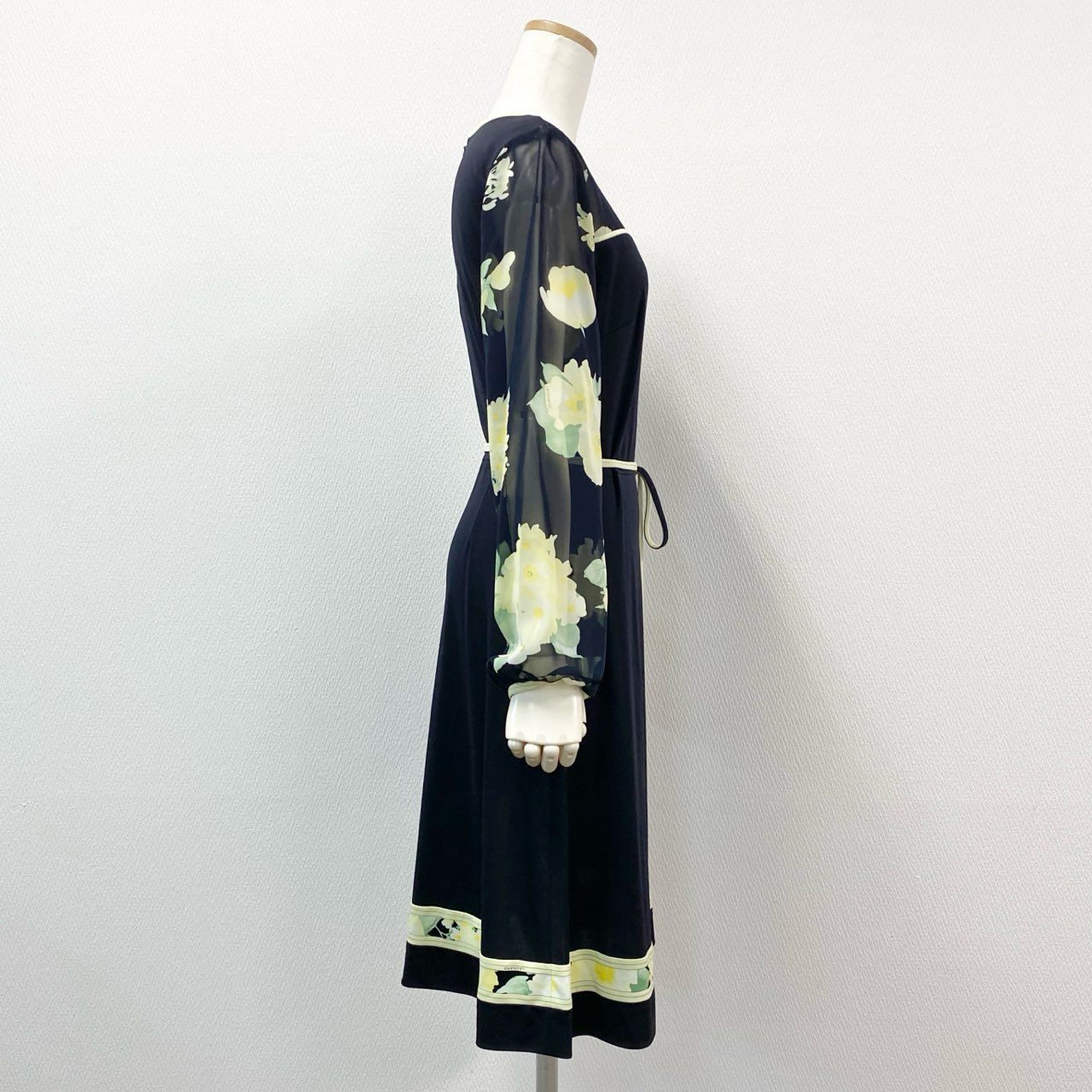 42h22《美品》 LEONARD レオナール カンカン素材 ベルト付き シアー切替 フラワーワンピース ドレス 0350302 40 ネイビー イエロー 画像参照 美しい花柄プリント ペチコート付t18r