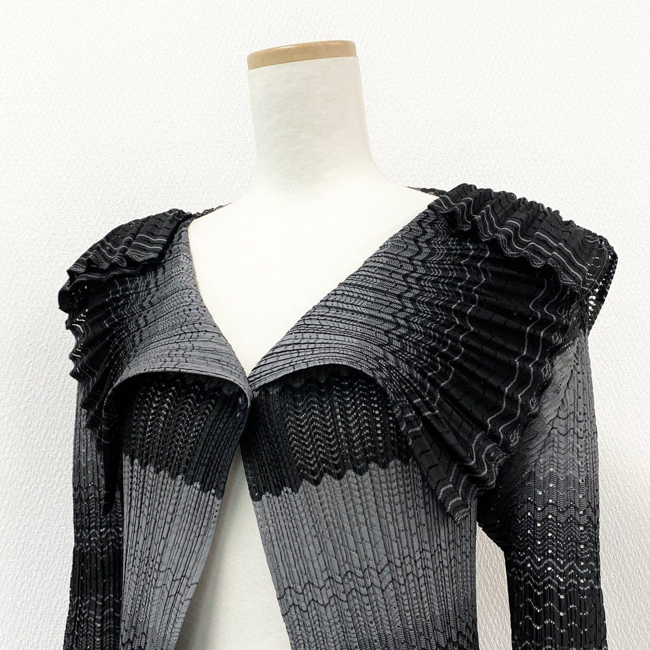 47b28 【美品】 PLEATS PLEASE プリーツプリーズ イッセイミヤケ ビッグカラー プリーツ加工 カーディガン トップス PP73-J0504 サイズ3 ブラック×グレー ポリエステル100% レディース