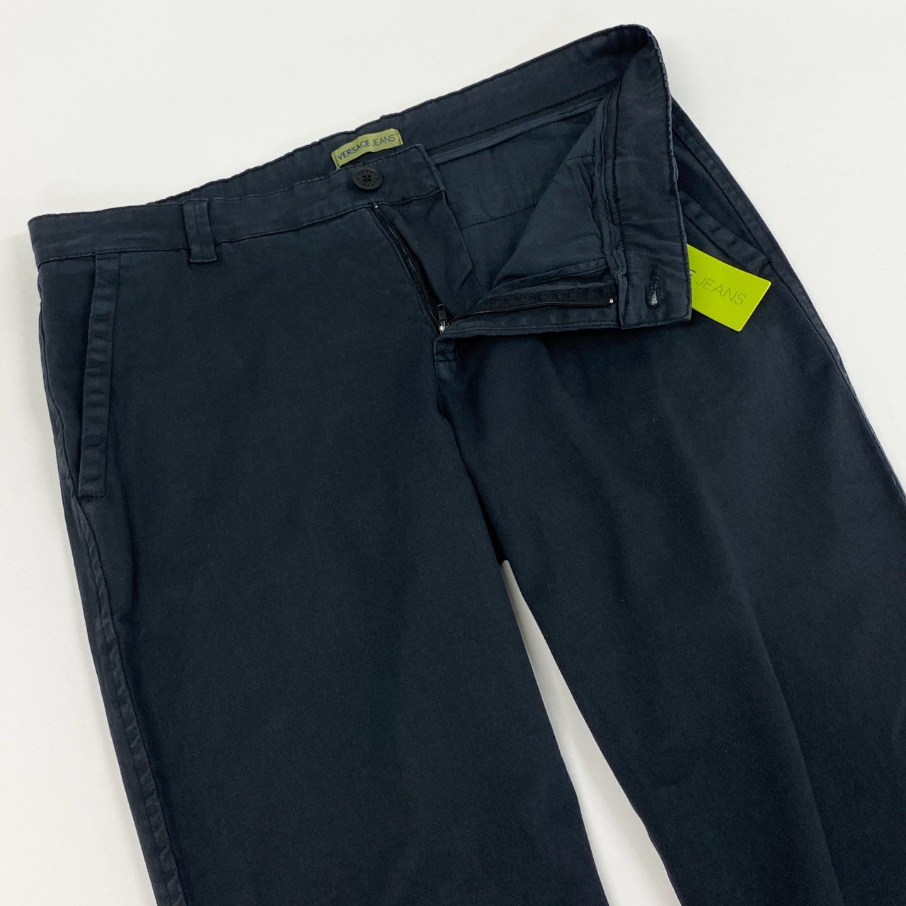 86f24 VERSACE JEANS ヴェルサーチジーンズ スラックス チノパン コットンパンツ ロゴプレート イタリア製 メンズ 男性用 タグ付き 46 ネイビー
