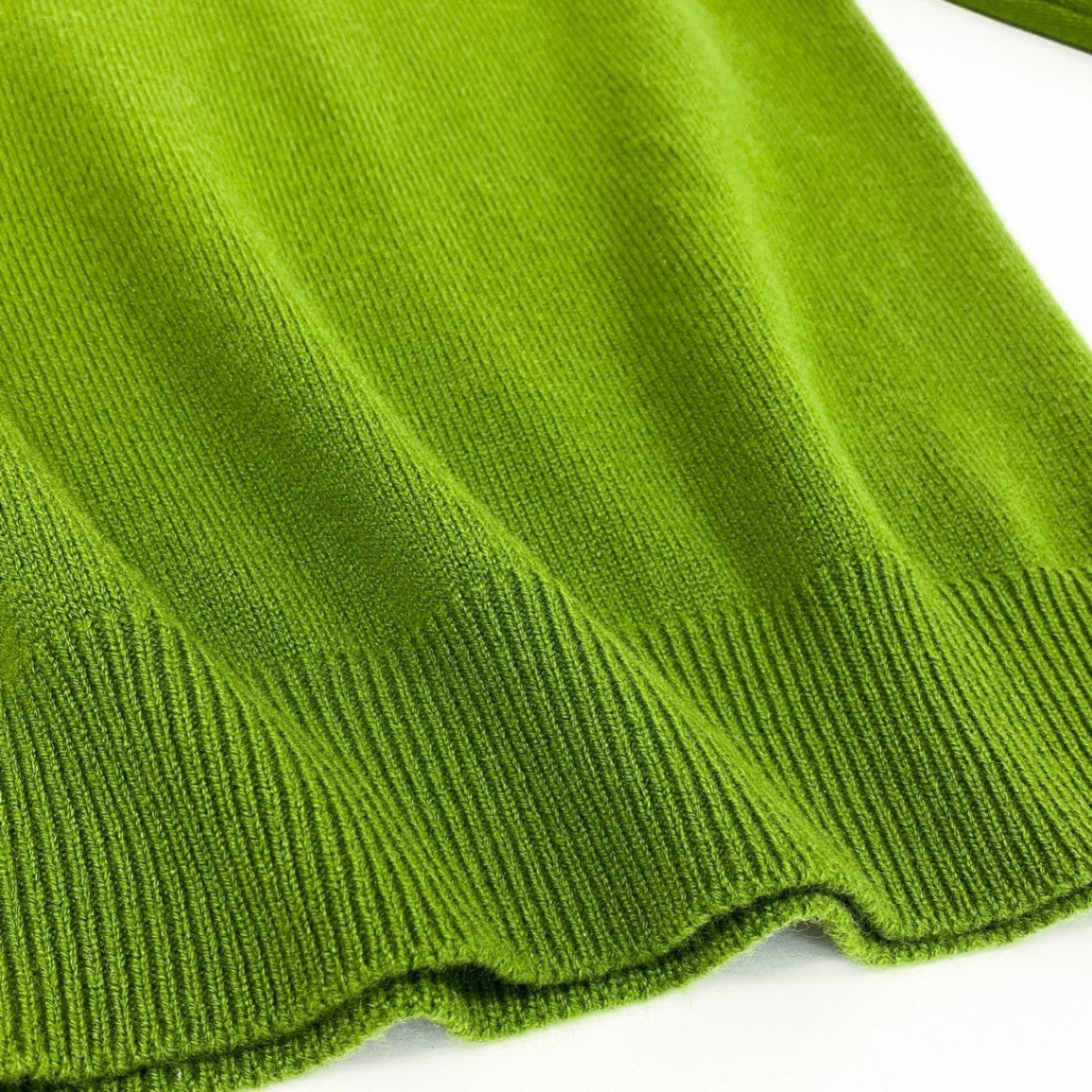 82d4 《美品》 BOTTEGA VENETA ボッテガヴェネタ 2022年モデル カシミヤ クルーネックニットセーター 730542 L グリーン イタリア製