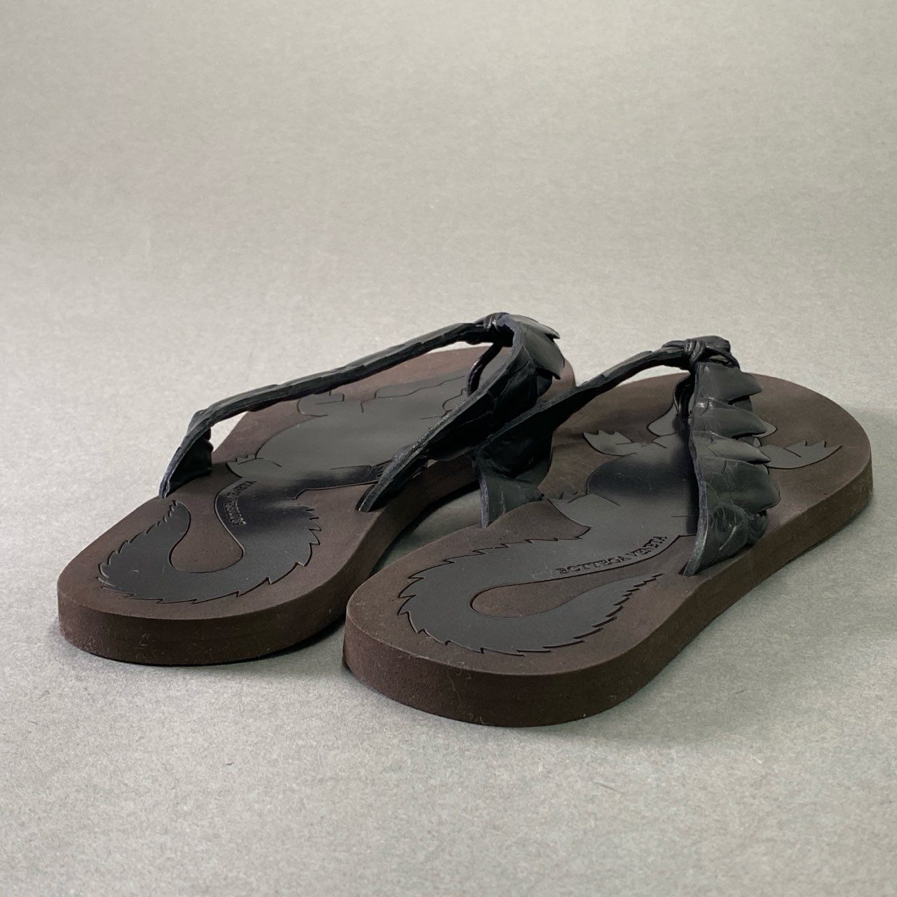 7d16 《美品》 BOTTEGA VENETTA ボッテガヴェネタ クロコダイル トングサンダル 39 ブラック レザー ワニ革 シューズ ビーチサンダル 夏
