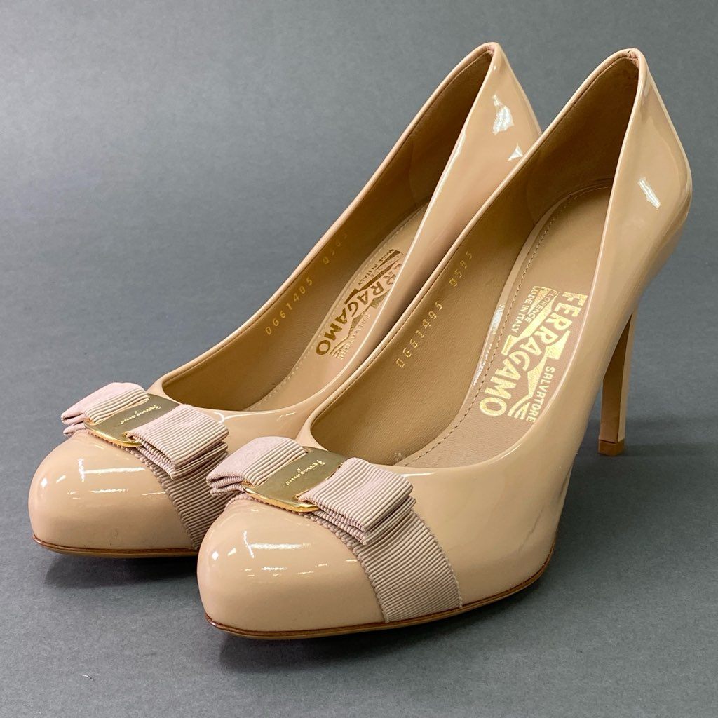 3d3 Salvatore Ferragamo サルヴァトーレ フェラガモ VARA ヴァラリボン エナメルヒールパンプス 7 1/2 ピンクベージュ パテントレザー シューズ イタリア製