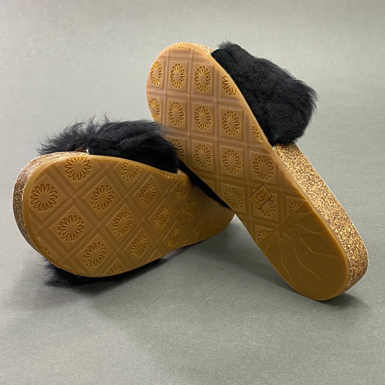 6a10 《未使用品》 定価¥17,600 UGG アグ W DIANE WISP ファーサンダル 22cm ブラック シューズ
