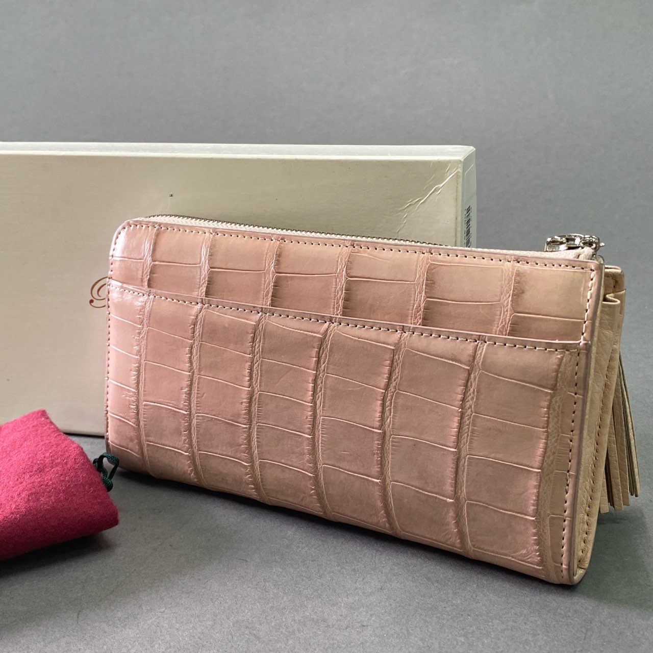 f10 【美品】 Pelley Lusso 本クロコ マットクロコ ラウンドジップ タッセル付き ロングウォレット 長財布 ピンクベージュ クロコダイルレザー レディース
